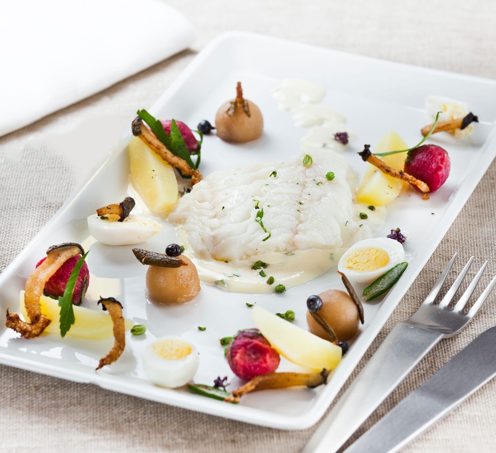 Letsaltet torsk med grønlandsk garniture serveret med æg