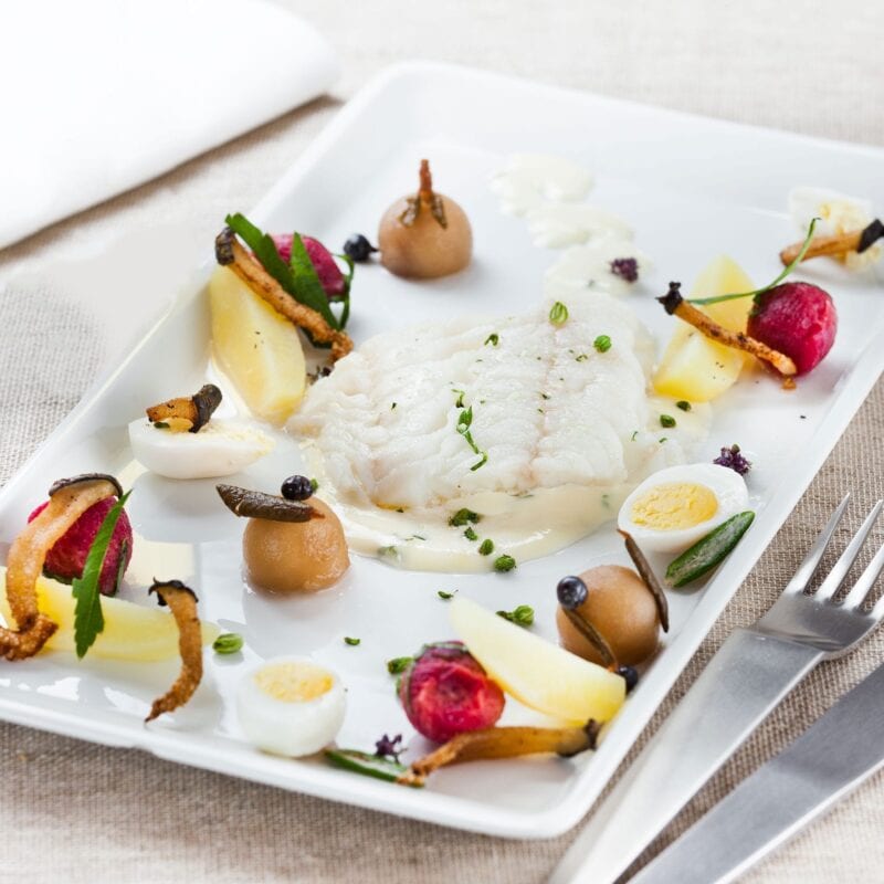 Letsaltet torsk med grønlandsk garniture serveret med æg
