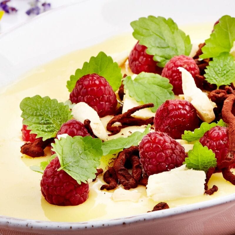 Hvid choko pannacotta med citroncreme, chokolade