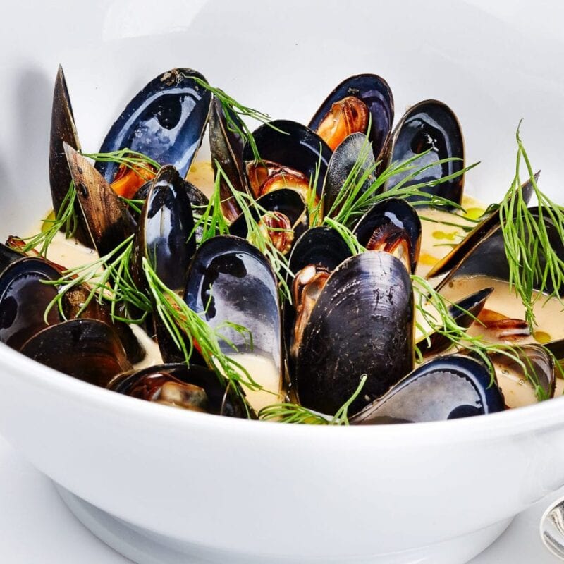 Krydret-fiskesuppe-med-blaamuslinger-og-urter