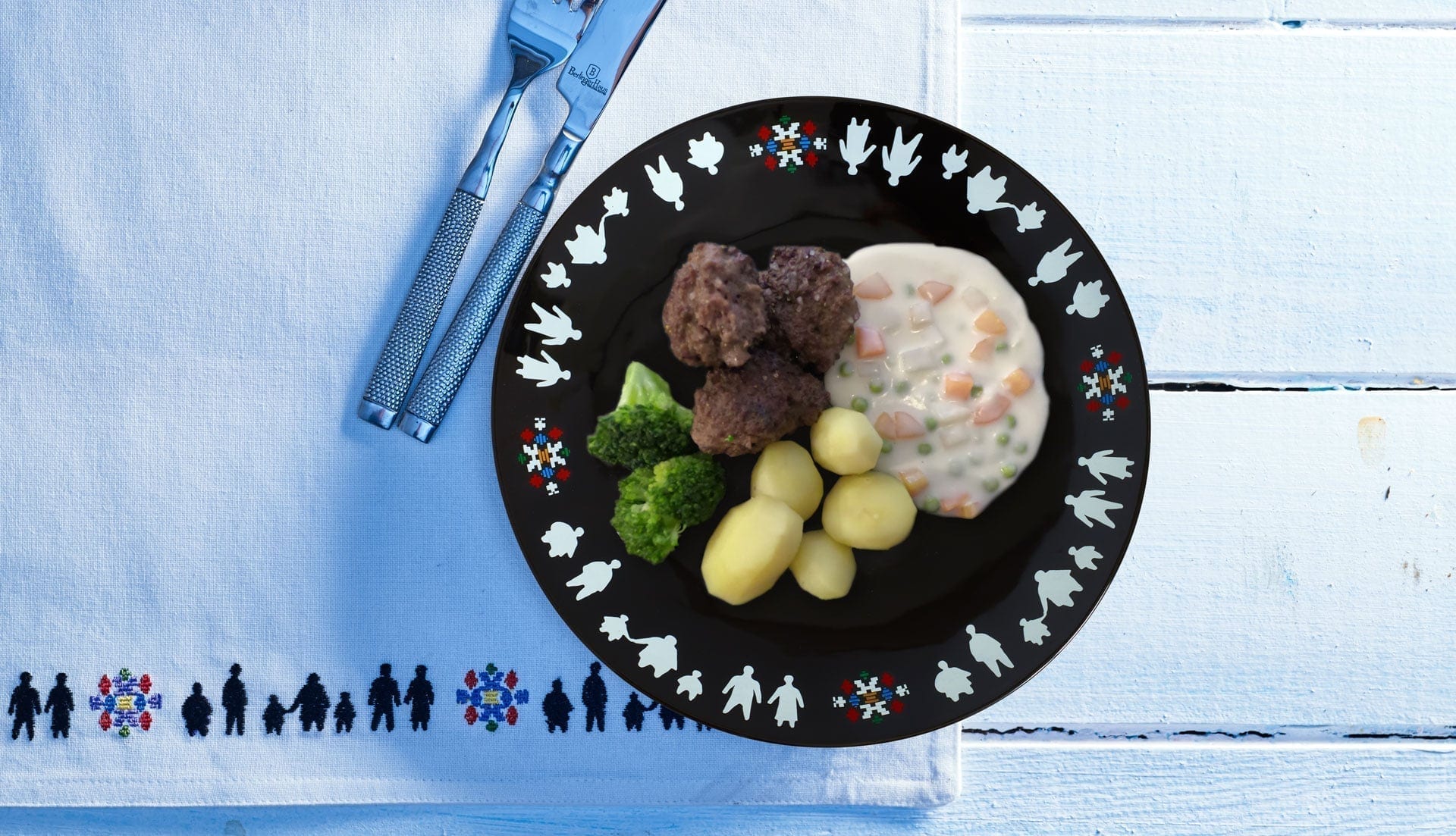 Moskusfrikadeller serveret med broccoli, kartofler og hvid sovs