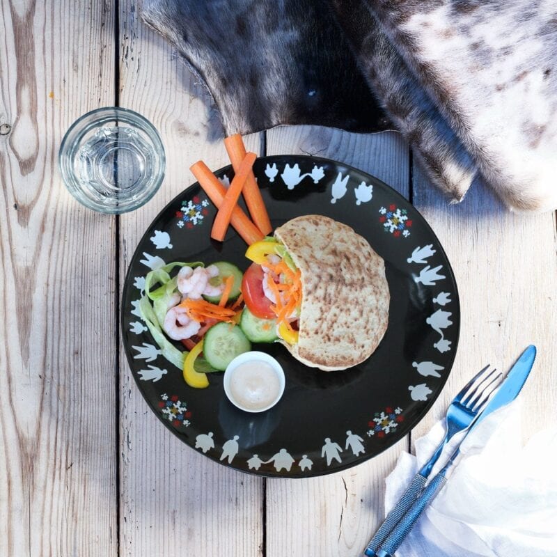 Pitabrød med fyld af rejer og grøntsagsrester og dressing
