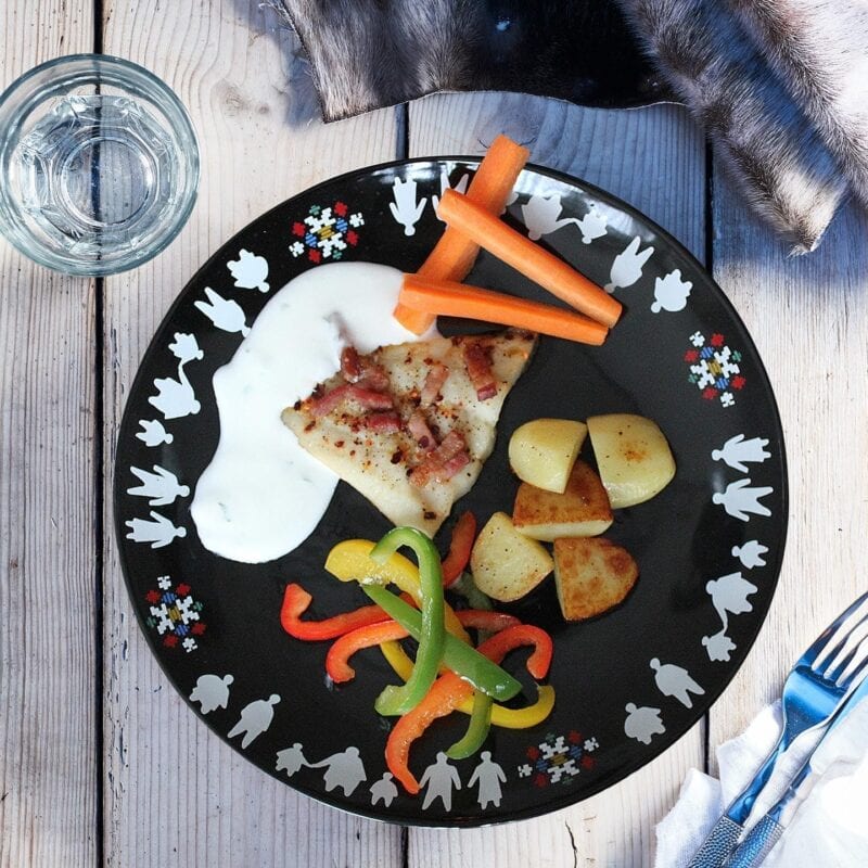 Stegt hellefisk med kartofler og yoghurtdressing
