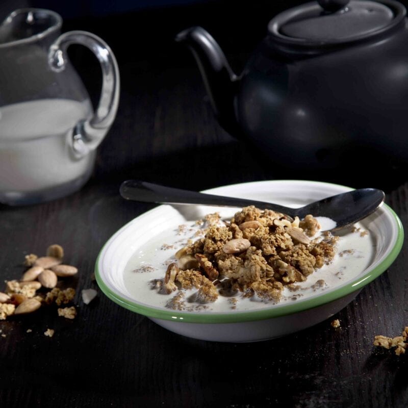 Honningristet mysli paa yoghurt