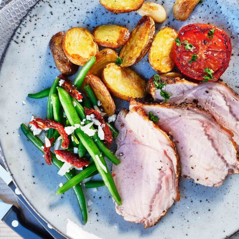 Nakkefillet med hasselback kartofler og tilbehoer