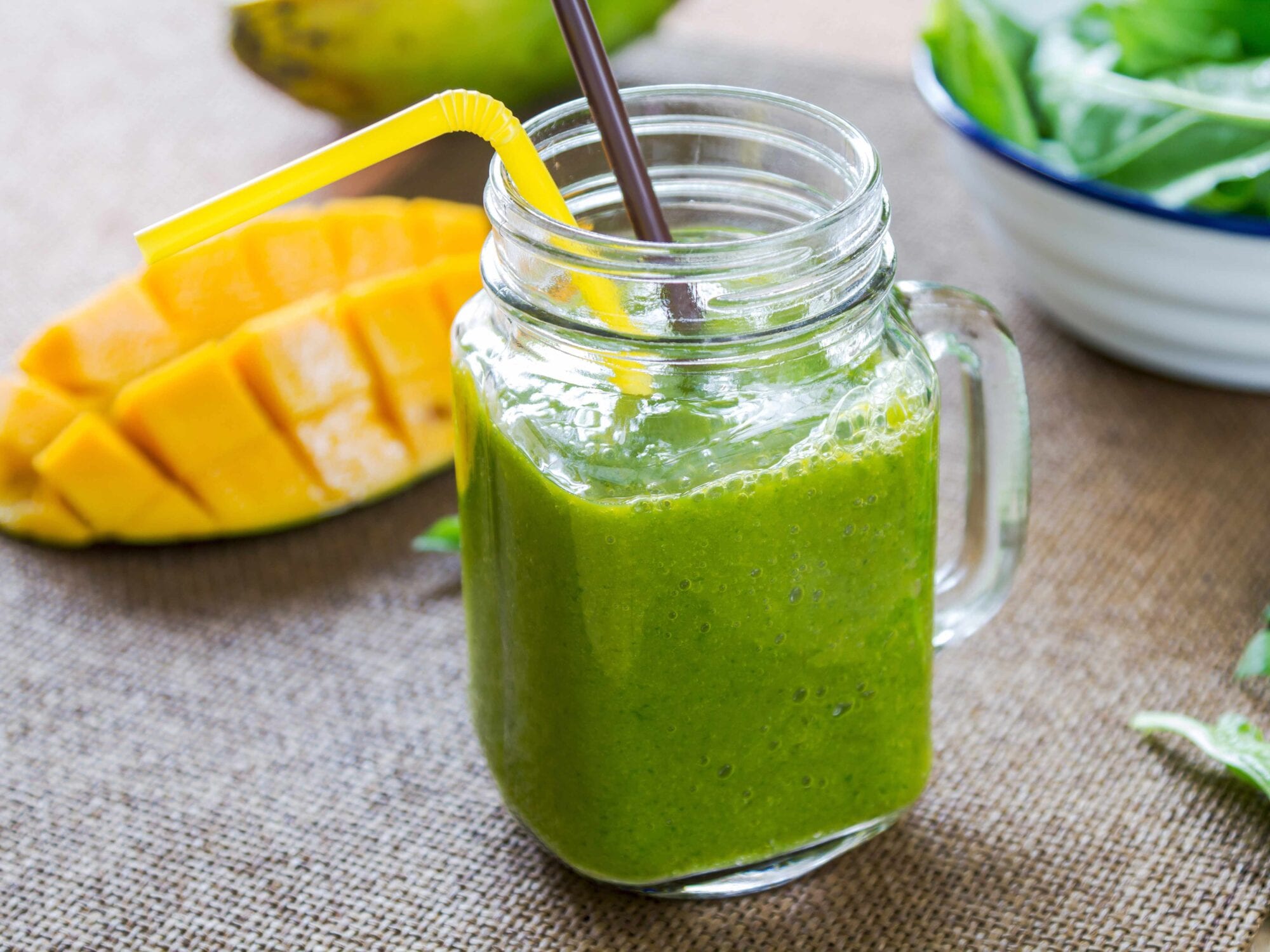 Grøn smoothie med mango og spinat som forslag til mættende smoothies