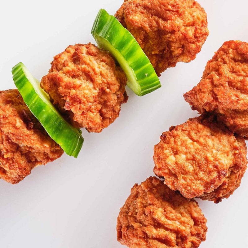 Forslag til små kyllingefrikadeller på spyd med grøntsager