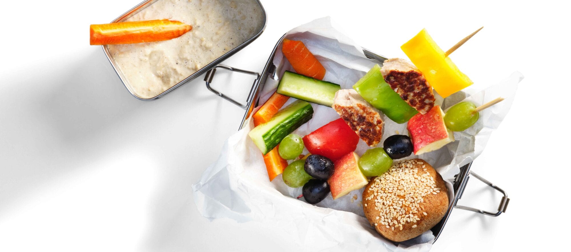 Frikadellespyd med grøntsager til hummus og fuldkornsbrød