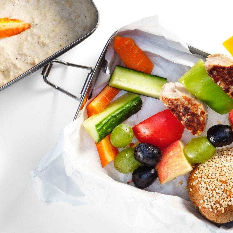 Frikadellespyd med grøntsager til hummus og fuldkornsbrød