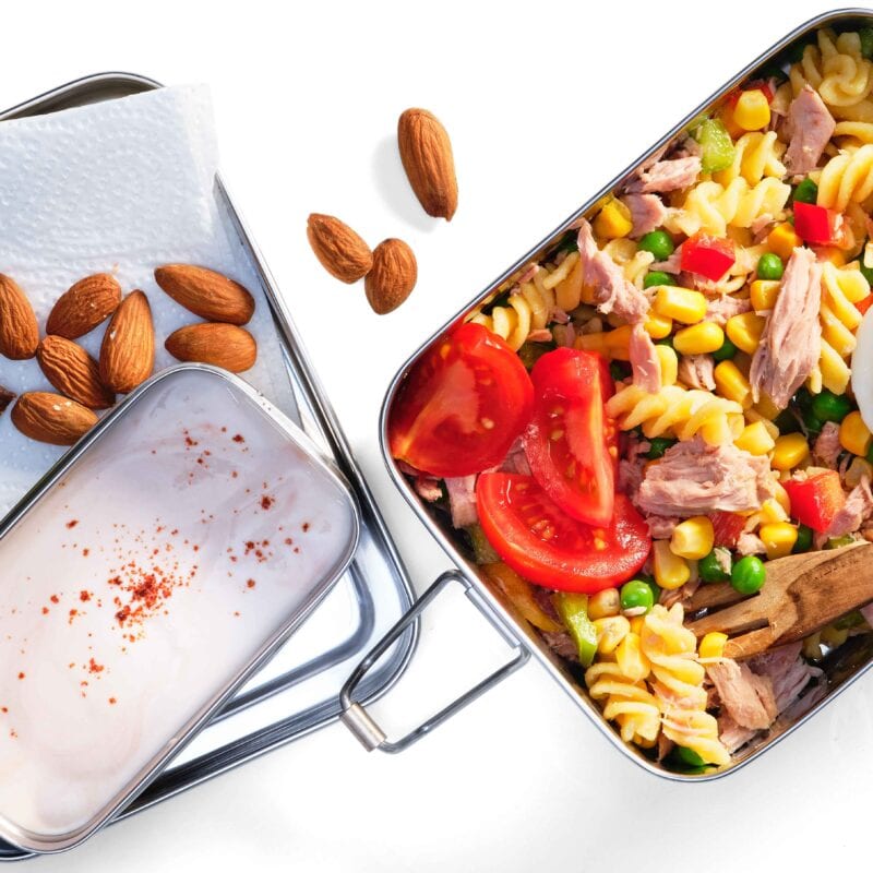 Forslag til pastasalat med tun, æg og tomat sammen med mandler, frugtstang og yoghurt