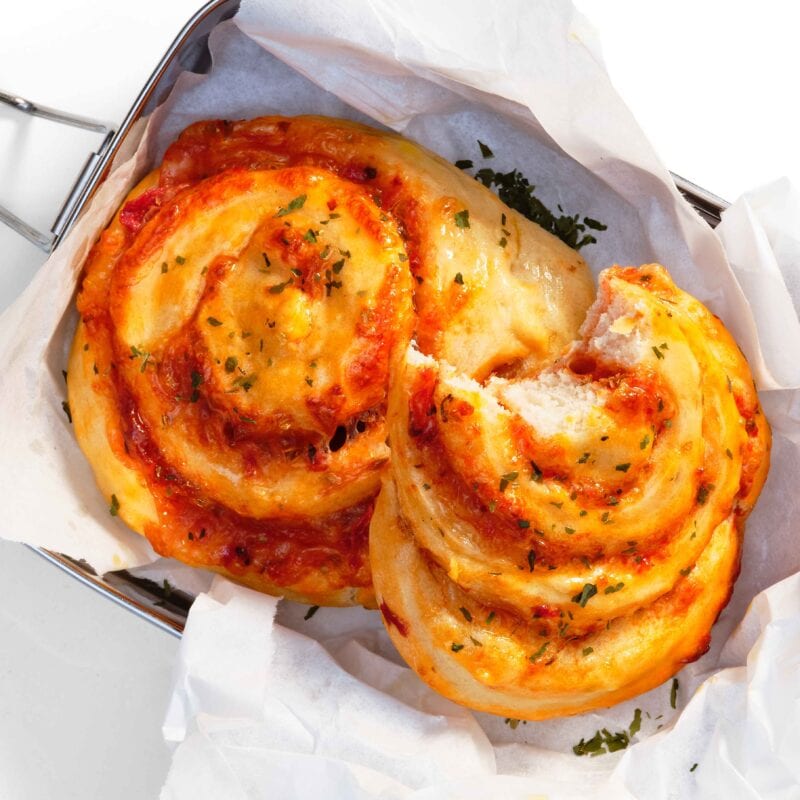 Pizzasnegle med ost og tomatsovs