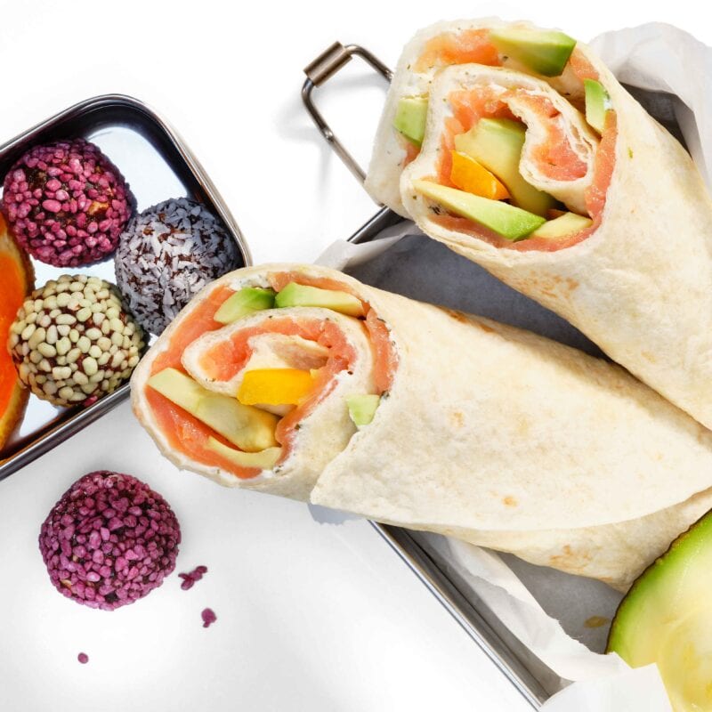 Wraps med røget laks, cream cheese og krydderurter sammen med appelsin og raw balls