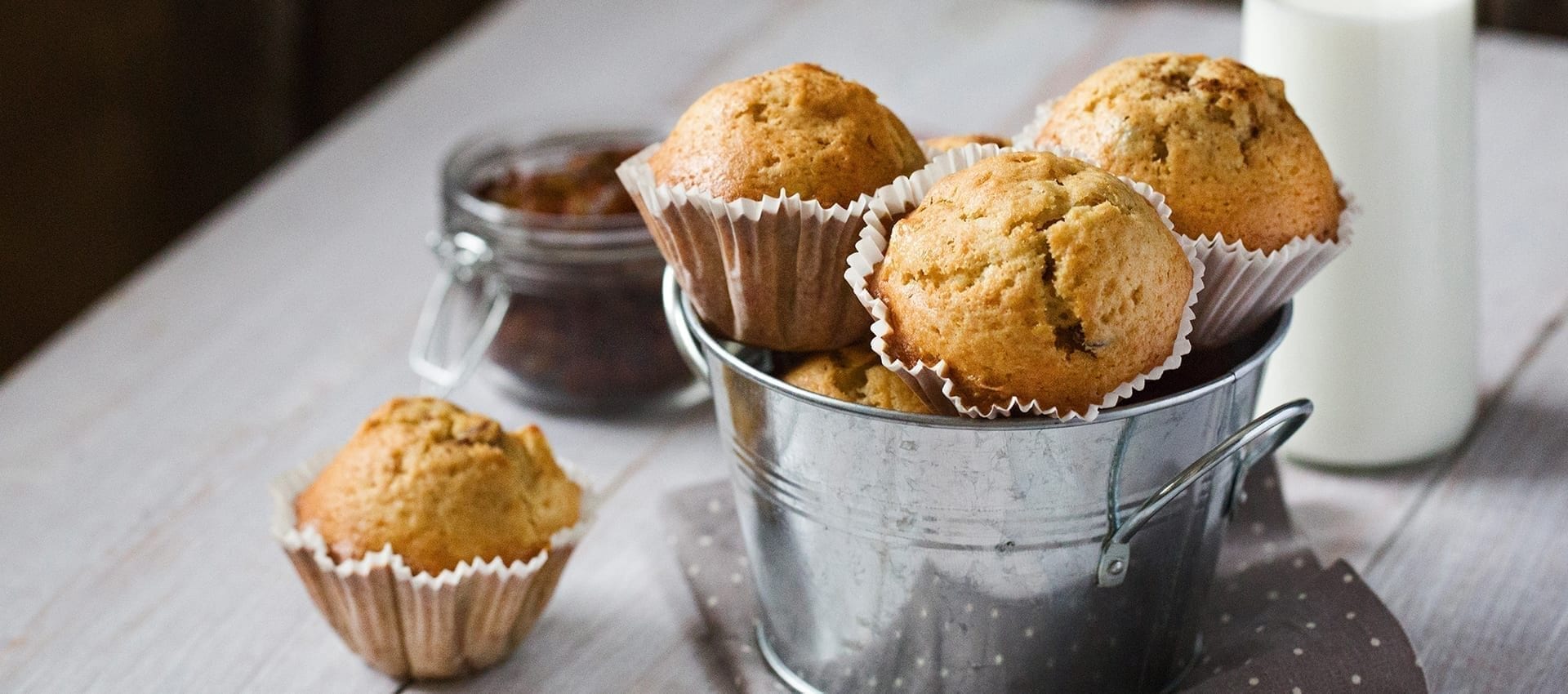 Saftige muffins med chokolade i krukke