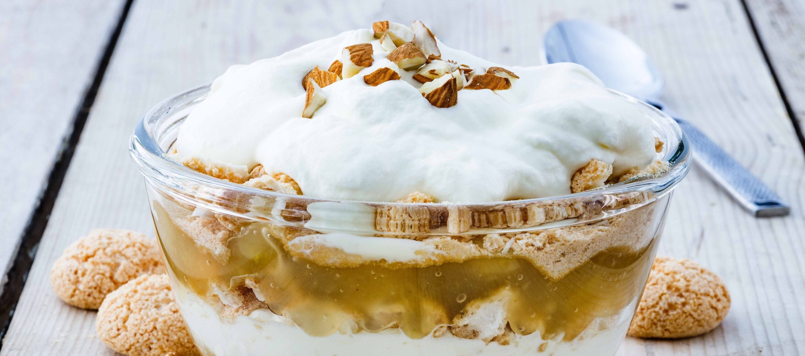 Gammeldags æblekage med makroner, flødeskum og æblestykker kan laves på 10 minutter