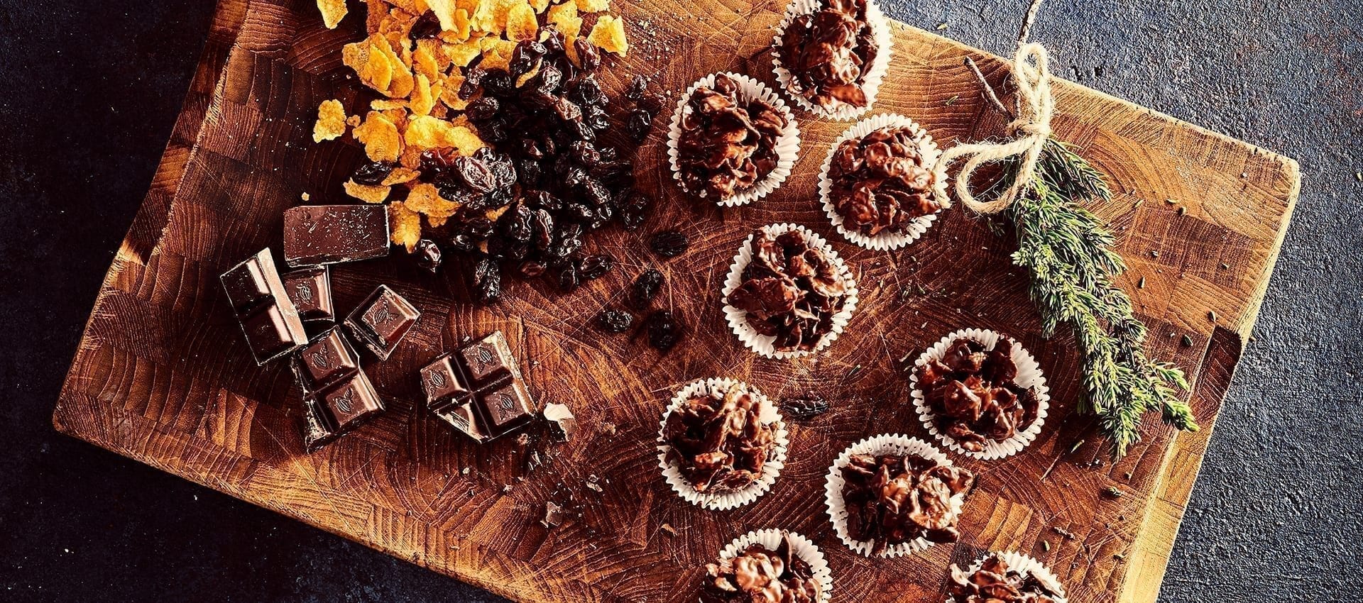 Chokoladetoppe med forskelligt knas og frugt