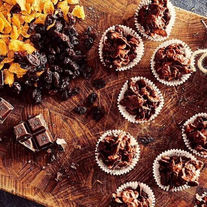 Chokoladetoppe med forskelligt knas og frugt