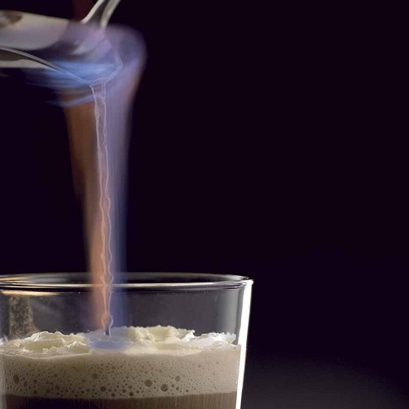 Groenlandsk kaffe med skum og sirup