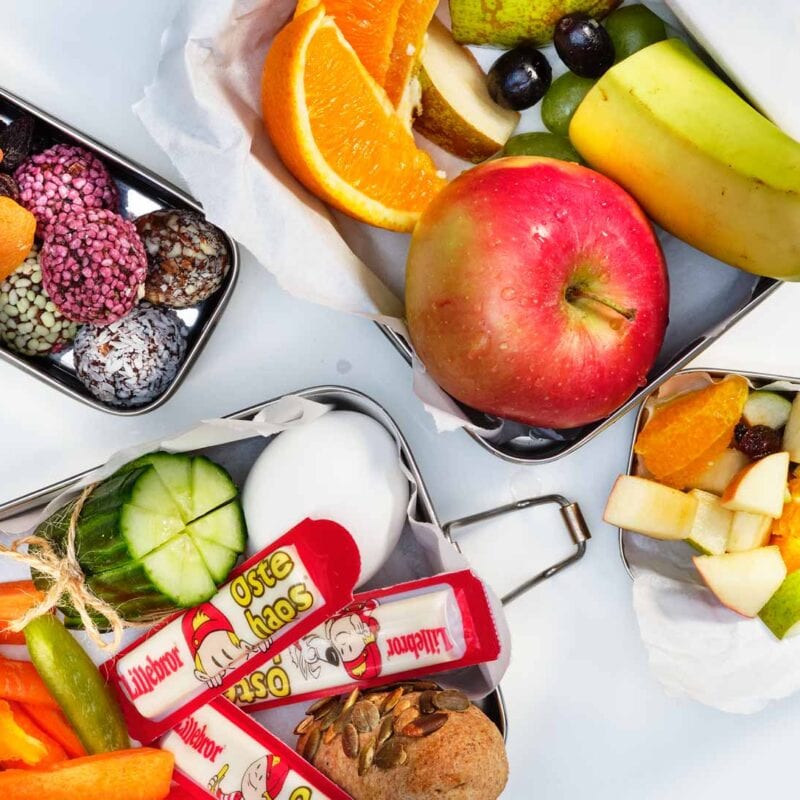 Madpakke med frugt, snacks og groentsager