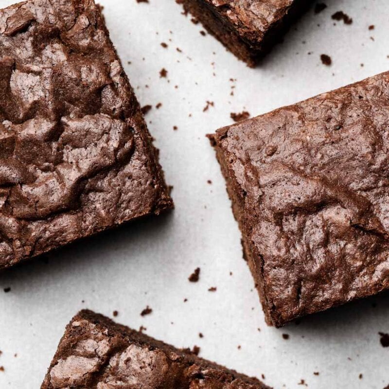 Fugtig brownie I firkanter