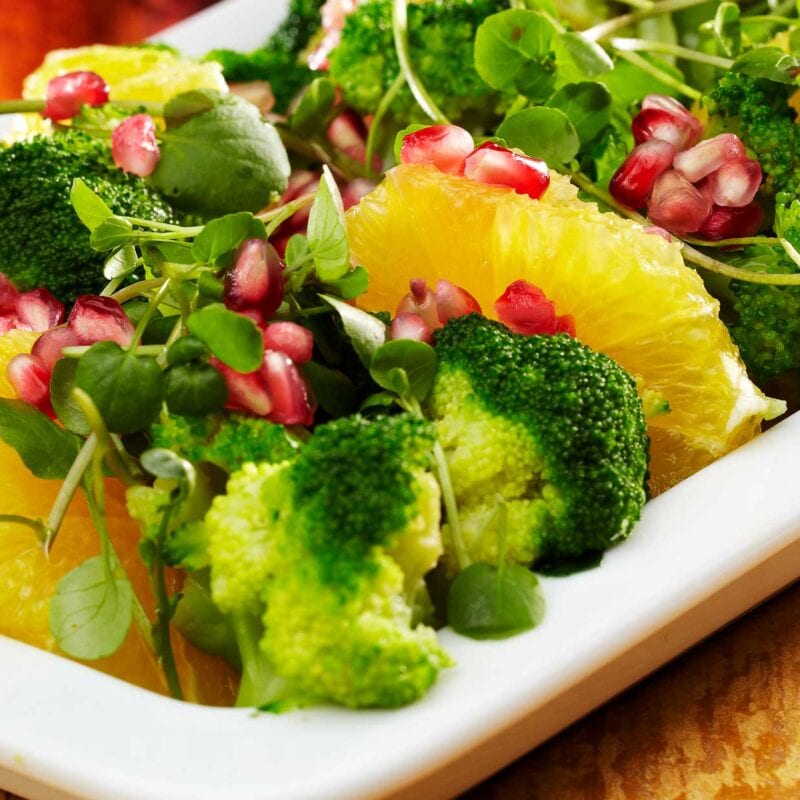 Broccolisalat med granataeblekerne