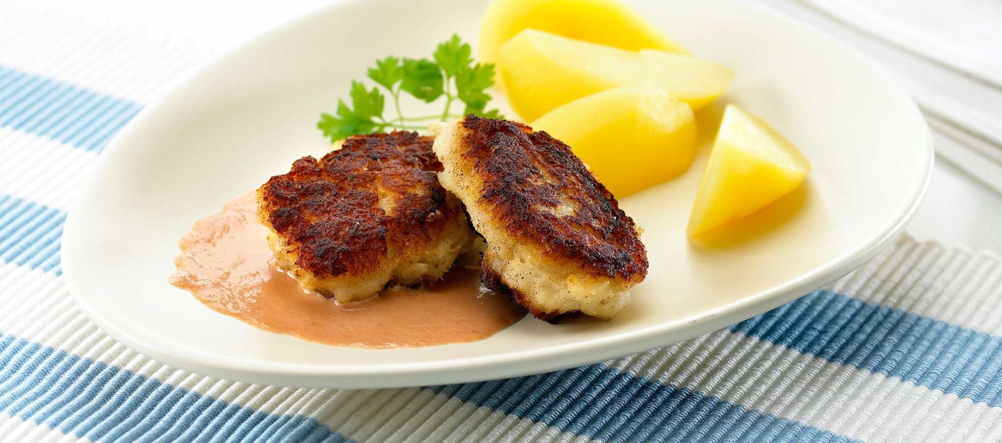 Fiskefrikadeller med tomatsovs og kartofler