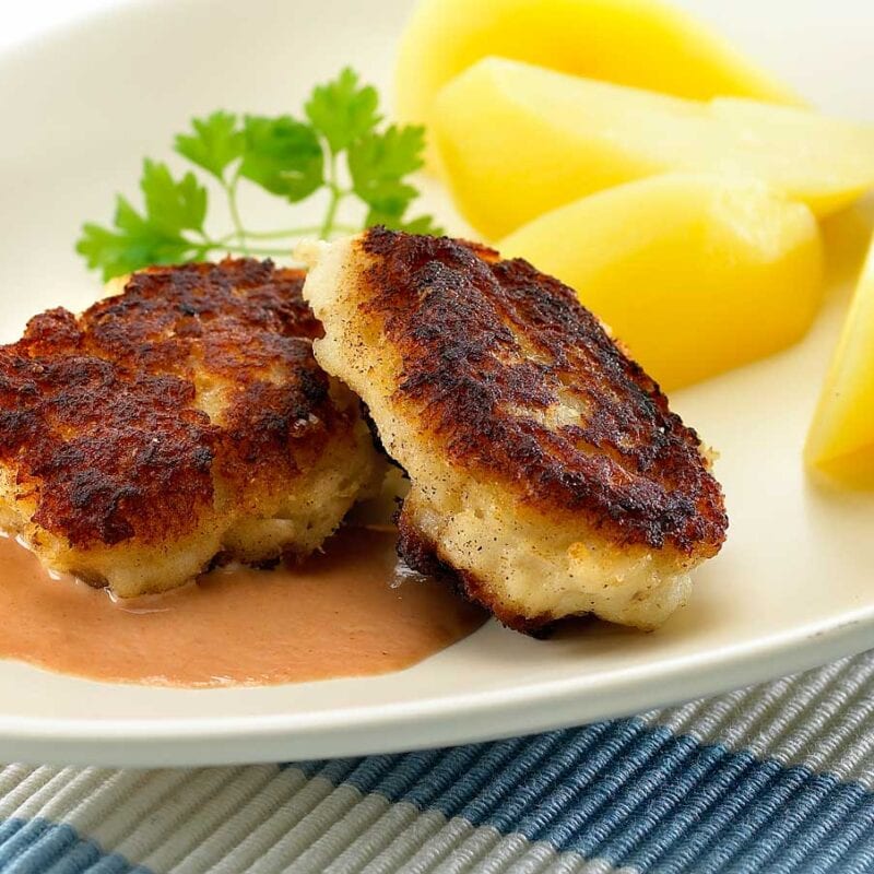 Fiskefrikadeller med tomatsovs og kartofler