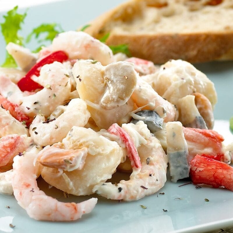 Cremet kammuslingesalat med rejer og brød
