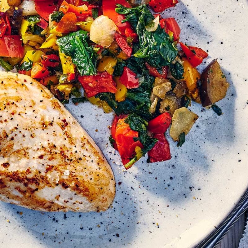 Krydret kyllingebrystfilet med groentsager