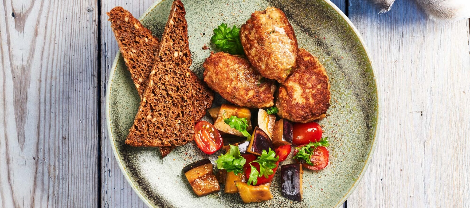 Lammefrikadeller med tomat og auberginesalat med rugbrød
