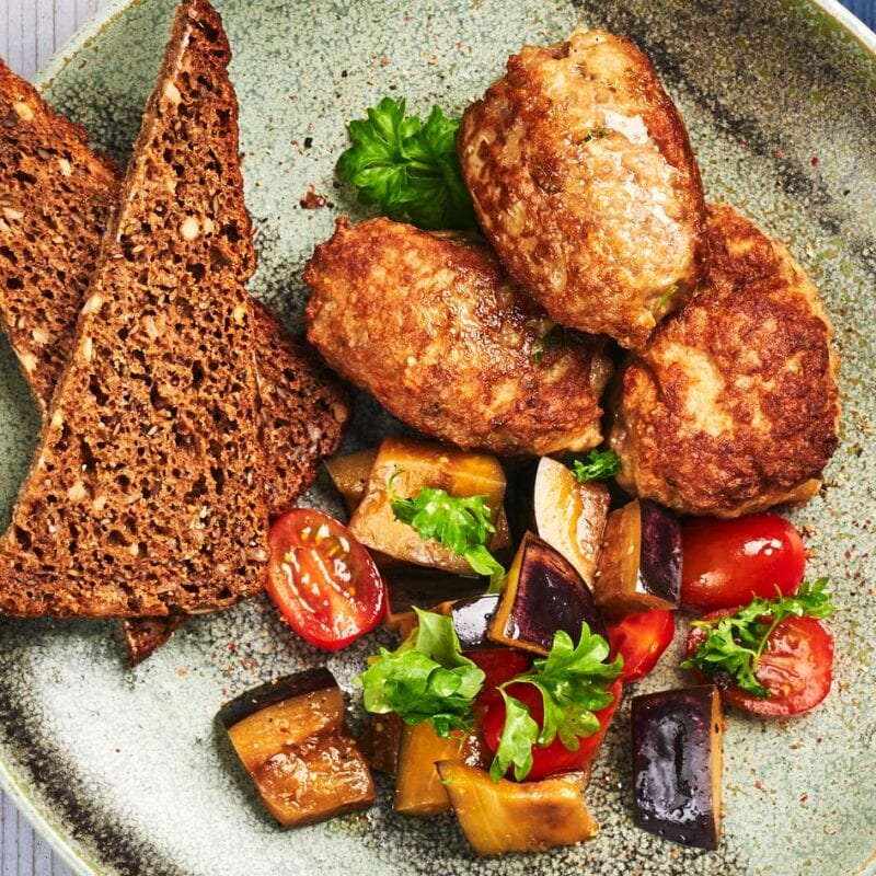 Lammefrikadeller med tomat og auberginesalat med rugbrød