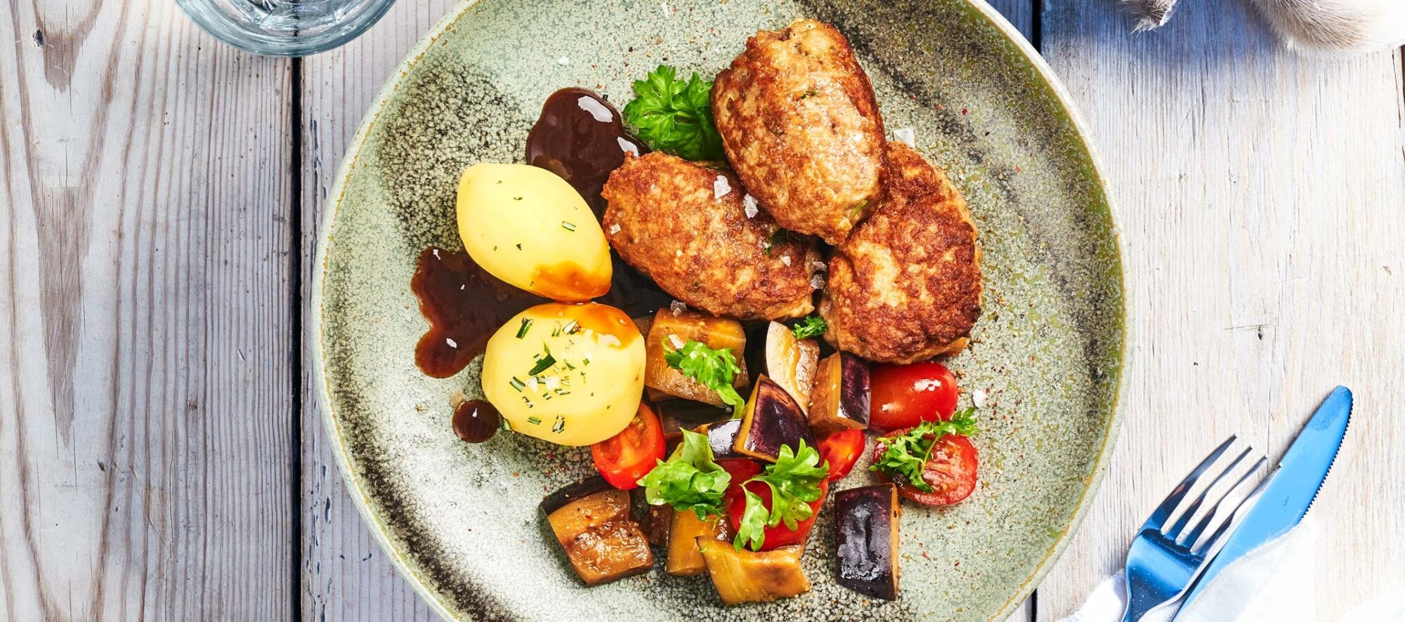 Lammefrikadeller med sauce og kartofler