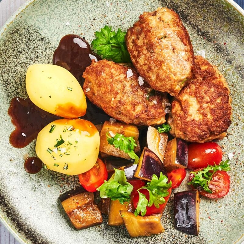 Lammefrikadeller med sauce og kartofler