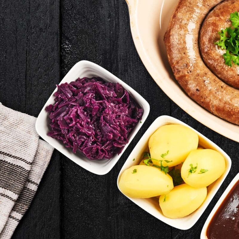 Lammemedister med roedkaal og sauce