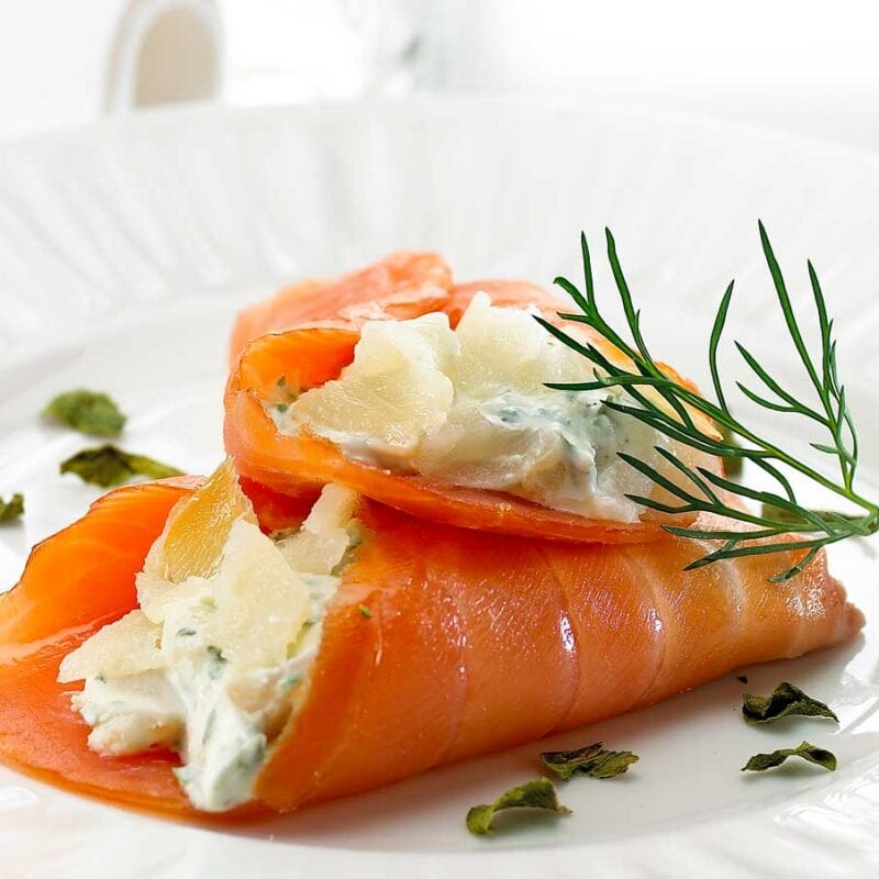 Røget laks eller hellefisk med cremefraiche