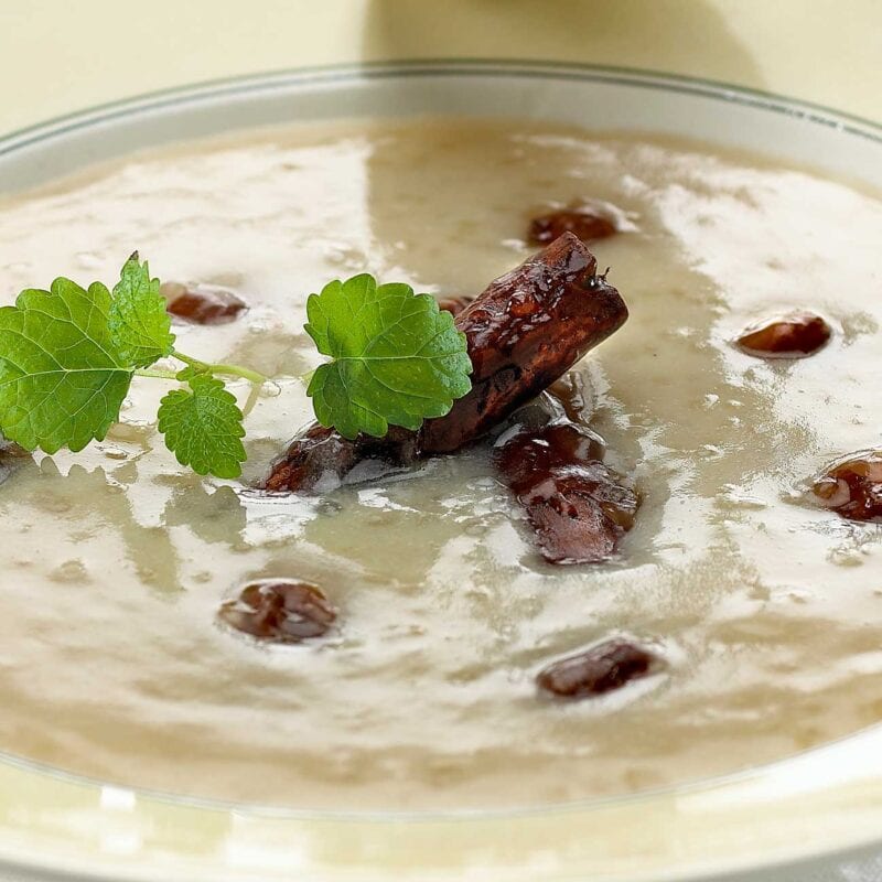 Hvid sagosuppe med tilbehoer