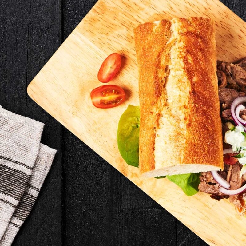 Sandwich med pulled lam, tomat og løg