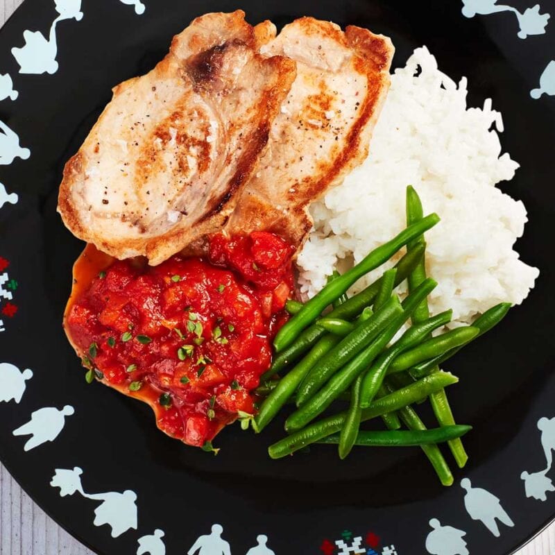 Stegte svinekoteletter med tomatsauce