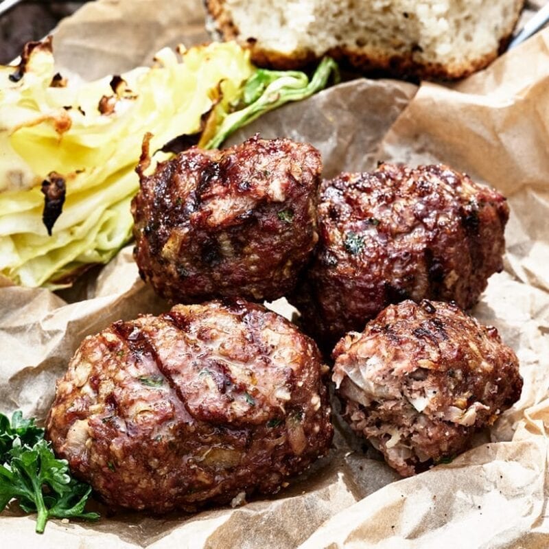 Krydrede frikadeller på grill